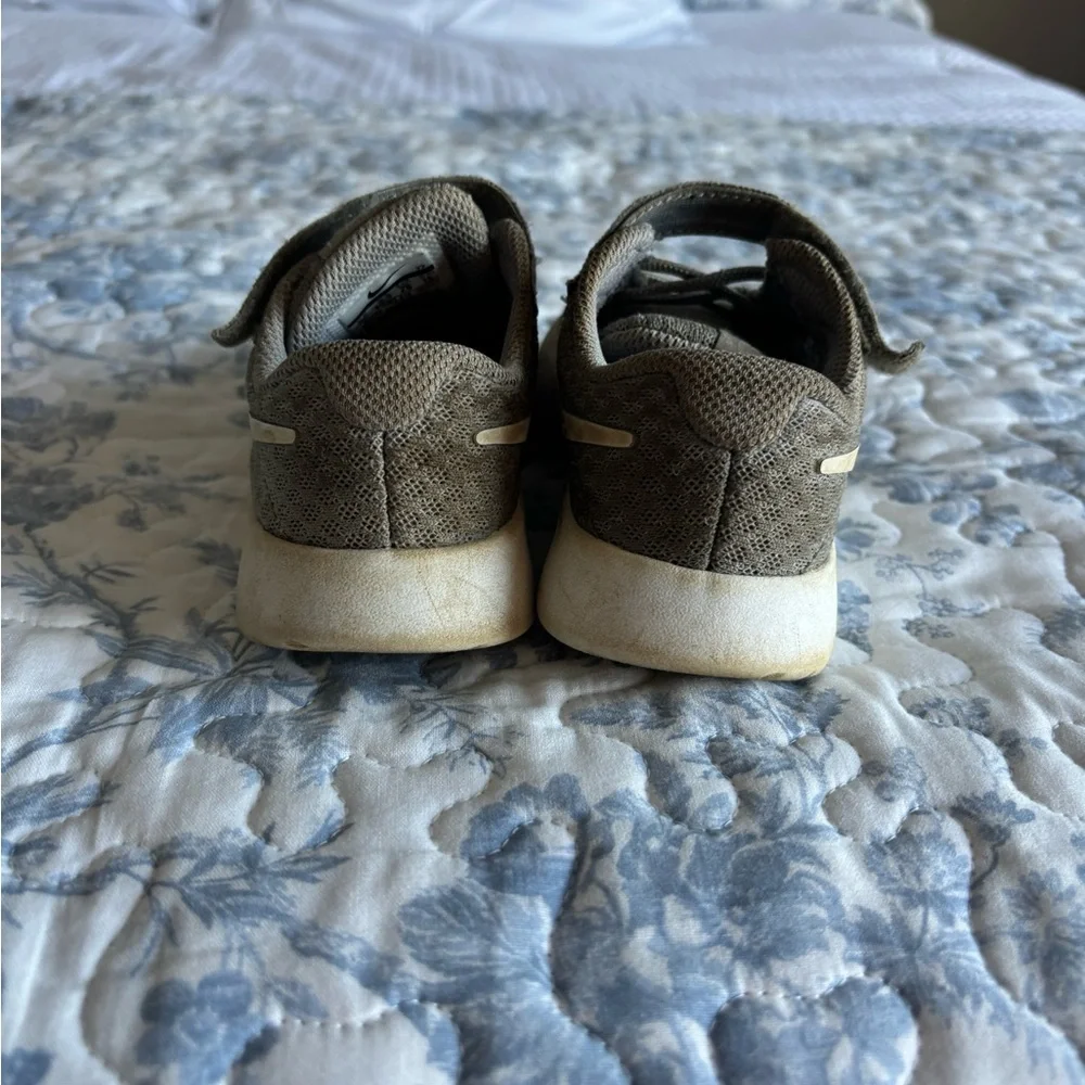 Nike Toddler Shoes Size 9 - Picture 2 of 5